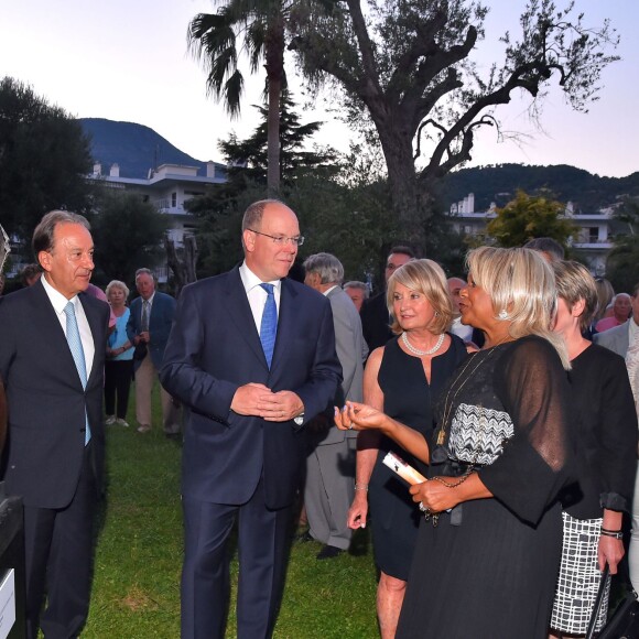 Le prince Albert II de Monaco au Parc des Oliviers de Roquebrune-Cap-Martin le 7 septembre 2015 pour l'inauguration de la 5e édition des Journées de l'Art-bre, où six oeuvres de son défunt père Rainier III étaient exposées pour la première fois.