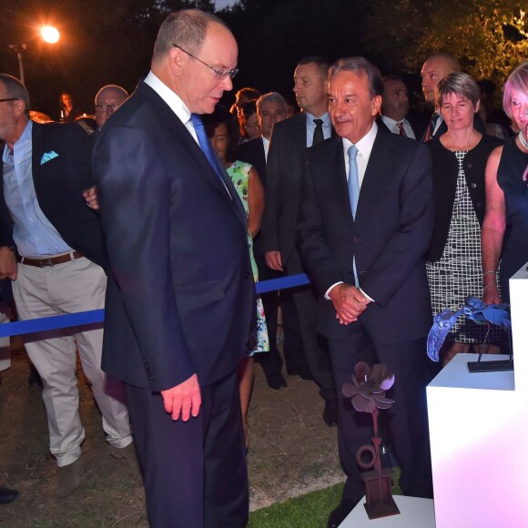 Le prince Albert II de Monaco au Parc des Oliviers de Roquebrune-Cap-Martin le 7 septembre 2015 pour l'inauguration de la 5e édition des Journées de l'Art-bre, où six oeuvres de son défunt père Rainier III étaient exposées pour la première fois.