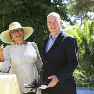 Exclusif - Le prince Albert II de Monaco et Kawther Al-Abood devant la sculpture "Bonhomme Déchaîné" en fer forgé créée par le prince Rainier III de Monaco lors de l'exposition "Les journées de l'Art-bre" dans le Parc des Oliviers à Roquebrune-Cap-Martin, le 7 septembre 2015.