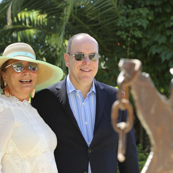 Exclusif - Le prince Albert II de Monaco et Kawther Al-Abood devant la sculpture "Bonhomme Déchaîné" en fer forgé créée par le prince Rainier III de Monaco lors de l'exposition "Les journées de l'Art-bre" dans le Parc des Oliviers à Roquebrune-Cap-Martin, le 7 septembre 2015.