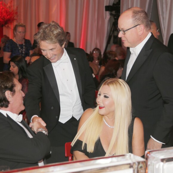 Michael Madsen, Martin Short, Lady Monika Bacardi et le prince Albert II de Monaco lors de l'AMBI Benefit Gala, soirée organisée le 9 septembre 2015 au Four Seasons Hotel de Toronto en marge du Festival de cinéma par Lady Monika Bacardi et son associé au sein d'AMBI Pictures Andrea Iervolino, au profit de la Fondation Prince Albert II de Monaco en faveur de l'environnement.