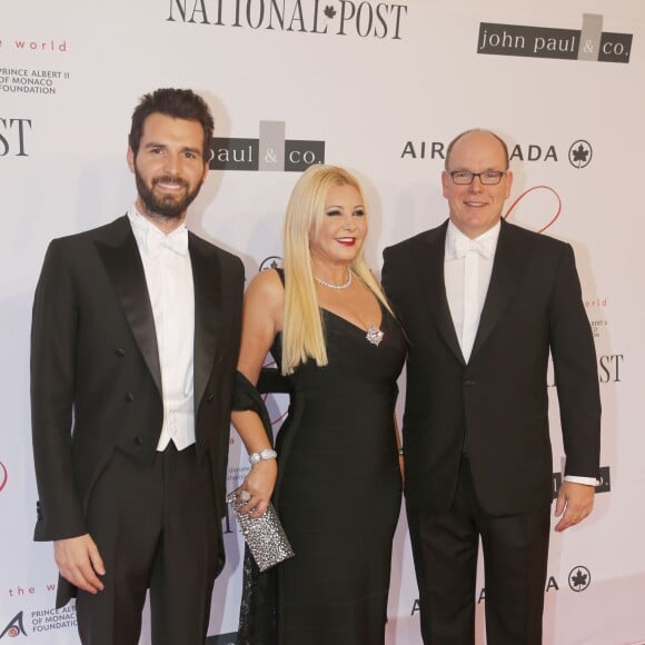 Le prince Albert II de Monaco avec Andrea Iervolino et Lady Monika Bacardi lors de l'AMBI Benefit Gala, soirée organisée le 9 septembre 2015 au Four Seasons Hotel de Toronto en marge du Festival de cinéma par Lady Monika Bacardi et son associé au sein d'AMBI Pictures Andrea Iervolino, au profit de la Fondation Prince Albert II de Monaco en faveur de l'environnement.