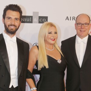 Le prince Albert II de Monaco avec Andrea Iervolino et Lady Monika Bacardi lors de l'AMBI Benefit Gala, soirée organisée le 9 septembre 2015 au Four Seasons Hotel de Toronto en marge du Festival de cinéma par Lady Monika Bacardi et son associé au sein d'AMBI Pictures Andrea Iervolino, au profit de la Fondation Prince Albert II de Monaco en faveur de l'environnement.