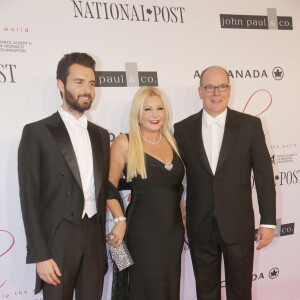 Le prince Albert II de Monaco avec Andrea Iervolino et Lady Monika Bacardi lors de l'AMBI Benefit Gala, soirée organisée le 9 septembre 2015 au Four Seasons Hotel de Toronto en marge du Festival de cinéma par Lady Monika Bacardi et son associé au sein d'AMBI Pictures Andrea Iervolino, au profit de la Fondation Prince Albert II de Monaco en faveur de l'environnement.