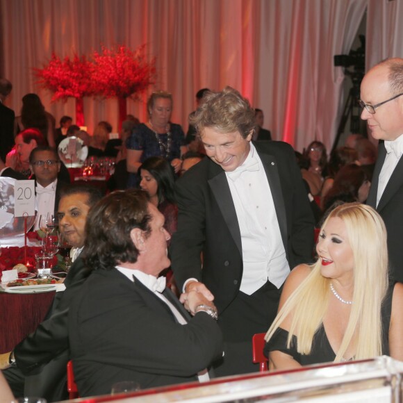 Michael Madsen, Martin Short, Lady Monika Bacardi, et le prince Albert II de Monaco lors de l'AMBI Benefit Gala, soirée organisée le 9 septembre 2015 au Four Seasons Hotel de Toronto en marge du Festival de cinéma par Lady Monika Bacardi et son associé au sein d'AMBI Pictures Andrea Iervolino, au profit de la Fondation Prince Albert II de Monaco en faveur de l'environnement.