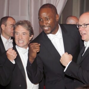 Martin Short, Lennox Lewis et le prince Albert II de Monaco lors de l'AMBI Benefit Gala, soirée organisée le 9 septembre 2015 au Four Seasons Hotel de Toronto en marge du Festival de cinéma par Lady Monika Bacardi et son associé au sein d'AMBI Pictures Andrea Iervolino, au profit de la Fondation Prince Albert II de Monaco en faveur de l'environnement.