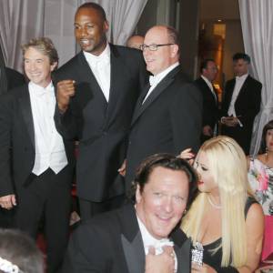 Martin Short, Lennox Lewis et le prince Albert II de Monaco posent à côté de Michael Madsen et Lady Monika Bacardi attablés lors de l'AMBI Benefit Gala, soirée organisée le 9 septembre 2015 au Four Seasons Hotel de Toronto en marge du Festival de cinéma par Lady Monika Bacardi et son associé au sein d'AMBI Pictures Andrea Iervolino, au profit de la Fondation Prince Albert II de Monaco en faveur de l'environnement.