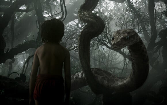 Scarlett Johansson est Kaa face à Mowgli dans Le Livre de la Jungle.