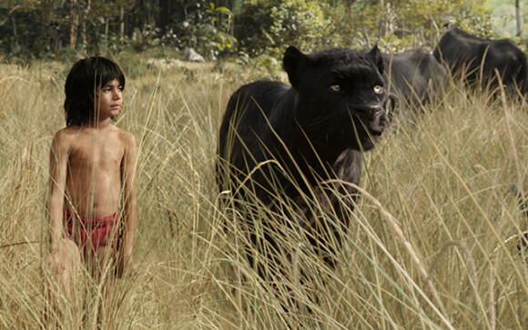 Neel Sethi (Mowgli) et Ben Kingsley (Bagheera) dans Le Livre de la Jungle.