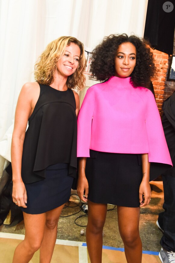 La créatrice Michelle Smith et Solange Knowles lors du défilé Milly (printemps-été 2016) à l'ArtBeam. New York, le 15 septembre 2015.