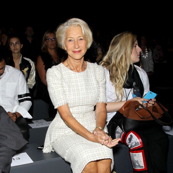 Helen Mirren assiste au défilé Badgley Mischka (collection printemps-été 2016) au Skylight at Moynihan Station. New York, le 15 septembre 2015.