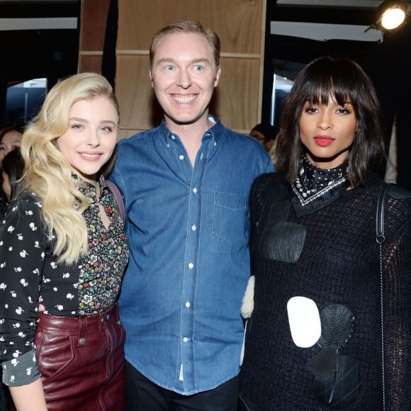 Chloë Grace Moretz, Stuart Vevers (directeur artistique de Coach) et Ciara lors du défilé Coach (collection printemps-été 2016) au High Line. New York, le 15 septembre 2015.