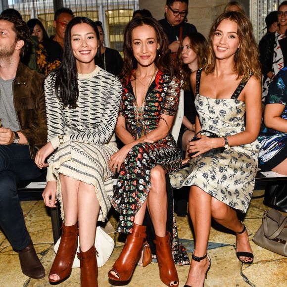 Liu Wen, Maggie Q et Jessica Alba assistent au défilé Tory Burch (collection printemps-été 2016) au David H. Koch Theater au Lincoln Center. New York, le 15 septembre 2015.