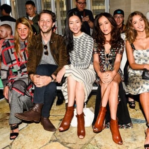 Le premier rang du défilé Tory Buch (collection printemps-été 2016) au David H. Koch Theater, avec Anna Dello Russo, Derek Blasberg, Liu Wen, Maggie Q et Jessica Alba. New York, le 15 septembre 2015.