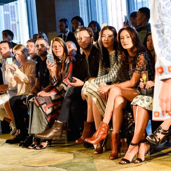 Le premier rang du défilé Tory Buch (collection printemps-été 2016) au David H. Koch Theater, avec Anna Dello Russo, Derek Blasberg, Liu Wen, Maggie Q et Jessica Alba. New York, le 15 septembre 2015.