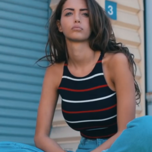 Nabilla, craquante pour Paulette, vidéo dévoilée le 15 septembre 2015.