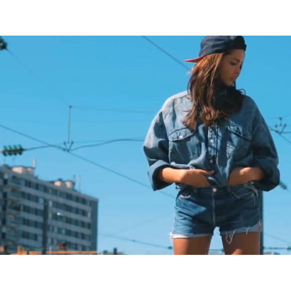 Nabilla, craquante pour Paulette, vidéo dévoilée le 15 septembre 2015.