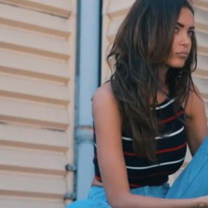 Nabilla, très craquante pour Paulette, vidéo dévoilée le 15 septembre 2015.
