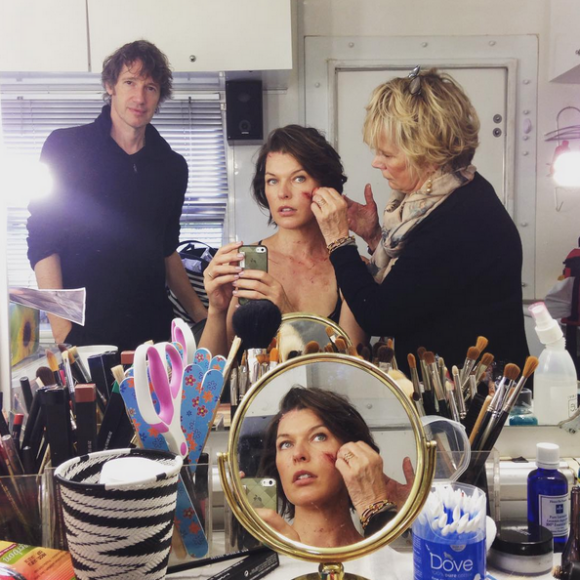 Milla Jovovich en test maquillage avec mari réalisateur sur le tournage de Resident Evil : The Final Chapter. (photo postée le 1er septembre 2015)