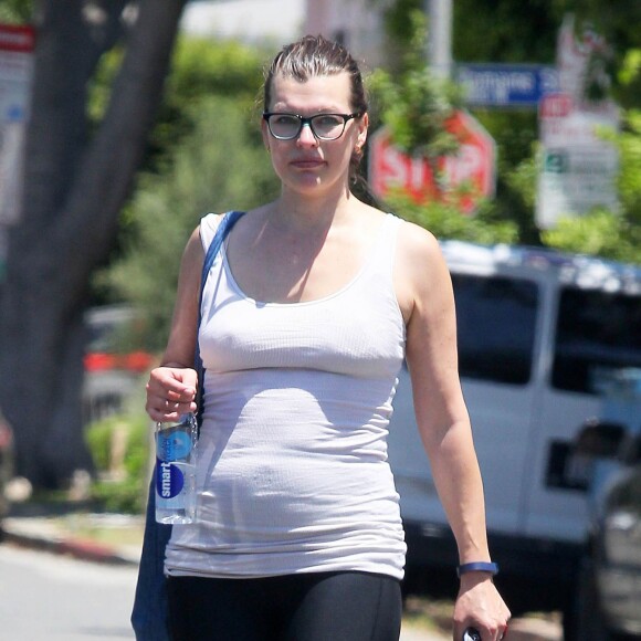 Exclusif - Milla Jovovich à la sortie de son cours de gym à West Hollywood, le 10 juillet 2015