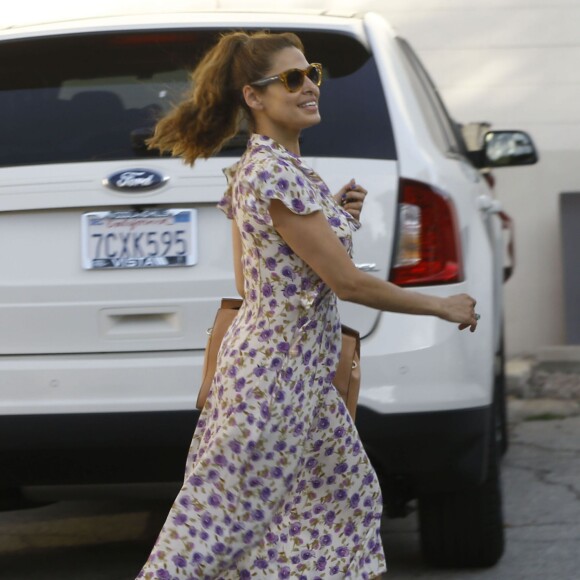 Semi-Exclusif - Eva Mendes à la sortie d'un salon de coiffure, après avoir passé 6 heures à l'intérieur, à Hollywood, le 22 juin 2015.