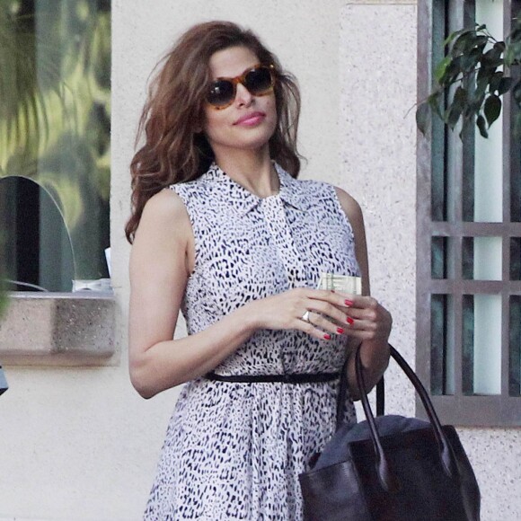 Semi-Exclusif - Eva Mendes à la sortie de l'hôtel "Four Seasons" à Los Angeles, le 9 mars 2015