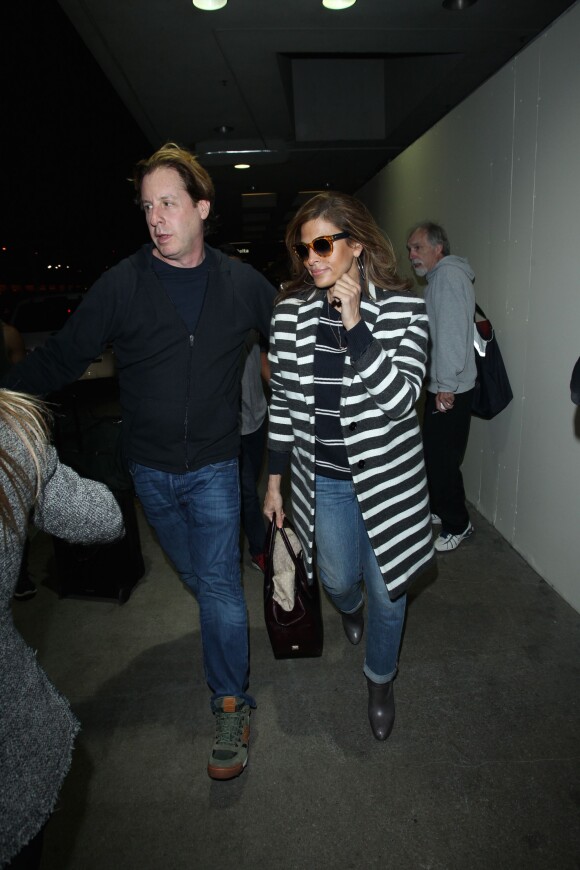 Eva Mendes arrive à l'aéroport de LAX à Los Angeles, le 20 février 2015