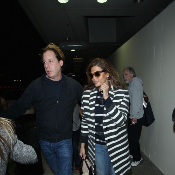 Eva Mendes arrive à l'aéroport de LAX à Los Angeles, le 20 février 2015