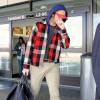 Semi-Exclusif - Ryan Gosling arrive à l'aéroport de LAX à Los Angeles, le 1 novembre 2014. Le jeune papa rentre du tournage de son nouveau film à Atlanta pour voir sa fille Esmeralda et sa compagne Eva Mendes.