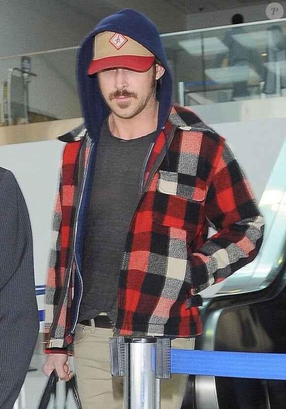 Semi-Exclusif - Ryan Gosling arrive à l'aéroport de LAX à Los Angeles, le 1 novembre 2014. Le jeune papa rentre du tournage de son nouveau film à Atlanta pour voir sa fille Esmeralda et sa compagne Eva Mendes.