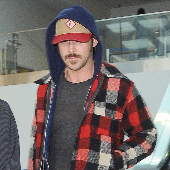 Semi-Exclusif - Ryan Gosling arrive à l'aéroport de LAX à Los Angeles, le 1 novembre 2014. Le jeune papa rentre du tournage de son nouveau film à Atlanta pour voir sa fille Esmeralda et sa compagne Eva Mendes.
