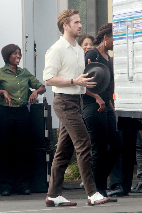 Exclusif - Ryan Gosling joue avec son chapeau sur le tournage du film "La La Land" à Los Angeles. Le 25 août 2015