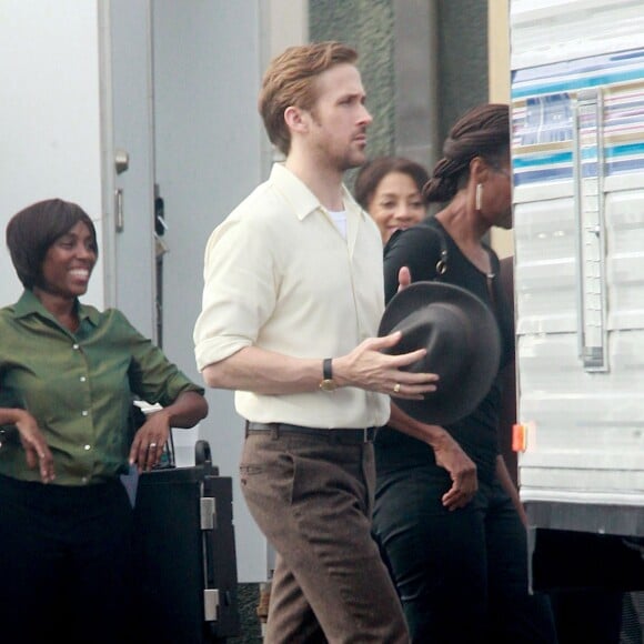 Exclusif - Ryan Gosling joue avec son chapeau sur le tournage du film "La La Land" à Los Angeles. Le 25 août 2015