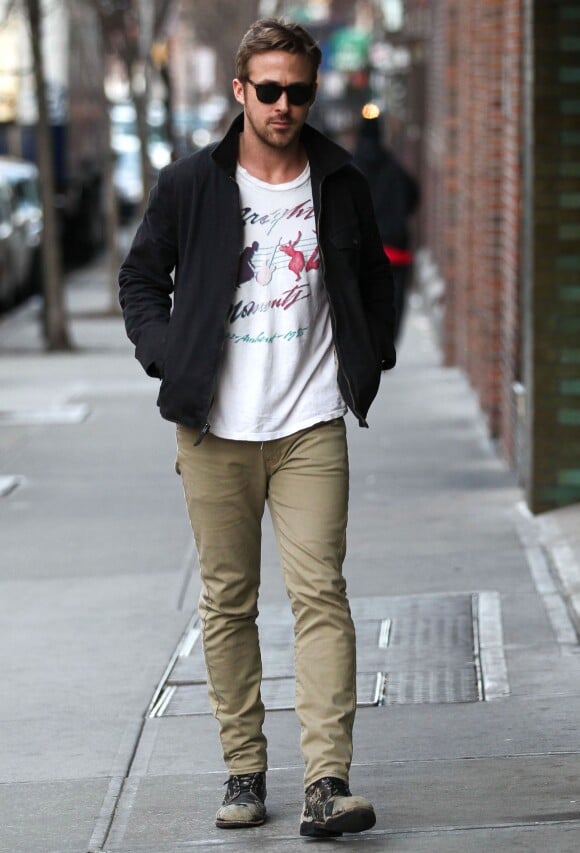 Ryan Gosling et Eva Mendes rentrent a leur hotel pour une interview a New York, le 10 mars 2013. ork