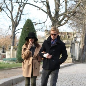 Eva Mendes et Ryan Gosling en visite au cimetière du Pere Lachaise à Paris le 26 novembre 2011