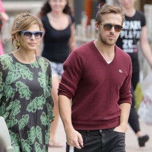 Ryan Gosling et Eva Mendes se promènent au parc d'attractions près des chutes du Niagara le 7 juin 2012