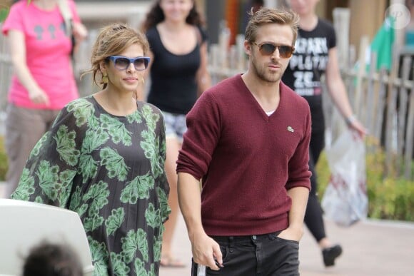 Ryan Gosling et Eva Mendes se promènent au parc d'attractions près des chutes du Niagara le 7 juin 2012
