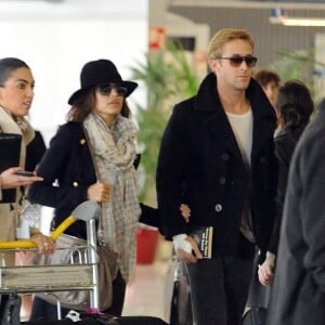 Eva Mendes et Ryan Gosling à l'aéroport Charles De Gaulle à Paris le 27 novembre 2011