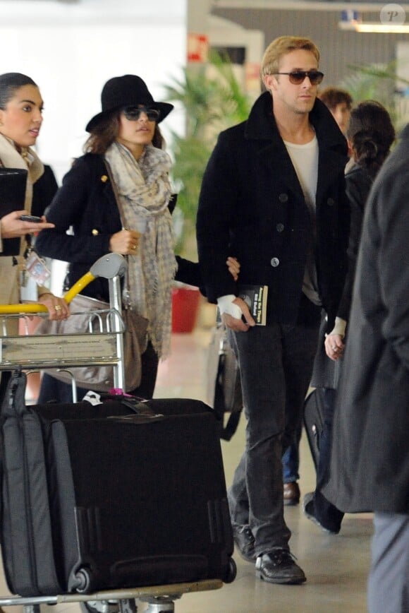 Eva Mendes et Ryan Gosling à l'aéroport Charles De Gaulle à Paris le 27 novembre 2011