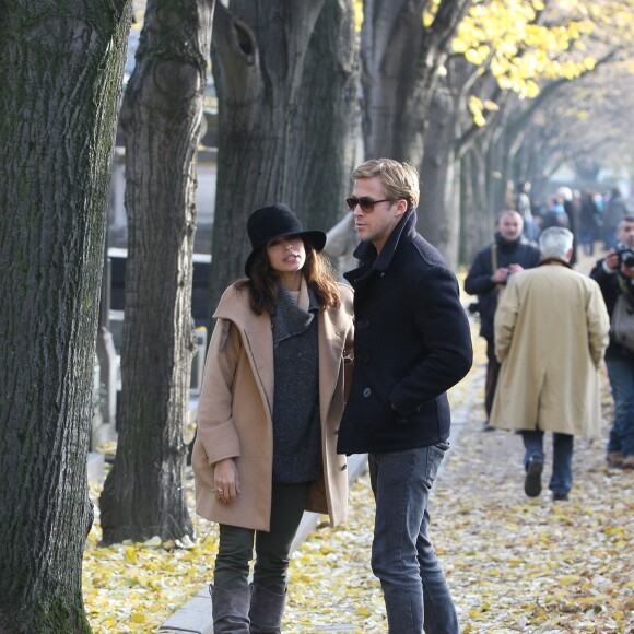 Eva Mendes et Ryan Gosling en visite au cimetière du Pere Lachaise à Paris le 26 novembre 2011