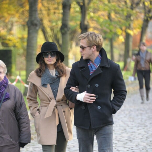 Eva Mendes et Ryan Gosling en visite au cimetière du Pere Lachaise à Paris le 26 novembre 2011