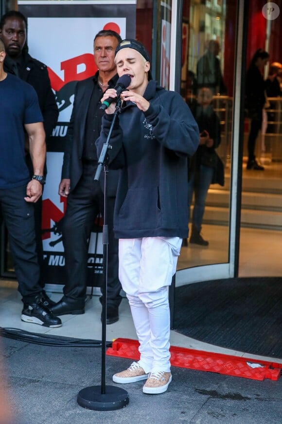 Justin Bieber chante devant les locaux de NRJ à Paris le 16 septembre 2015.