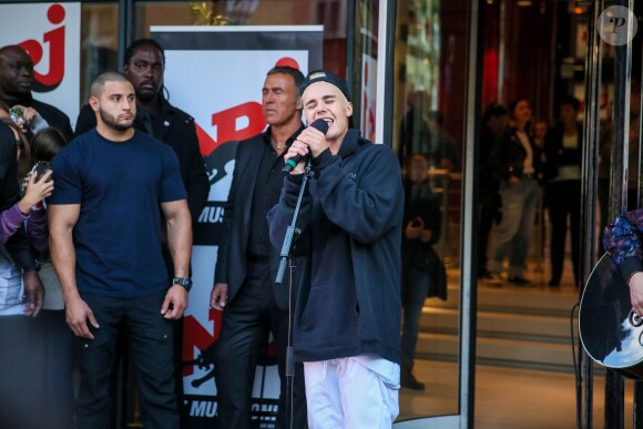 Justin Bieber chante devant les locaux de NRJ à Paris le 16 septembre 2015.