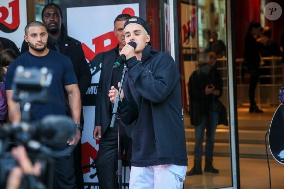 Justin Bieber chante devant les locaux de NRJ à Paris le 16 septembre 2015.