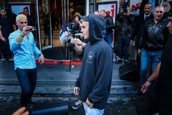 Justin Bieber chante devant les locaux de NRJ à Paris le 16 septembre 2015.