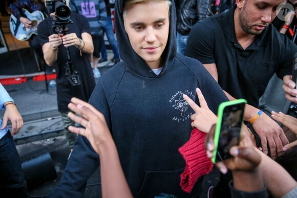 Justin Bieber chante devant les locaux de NRJ à Paris le 16 septembre 2015.