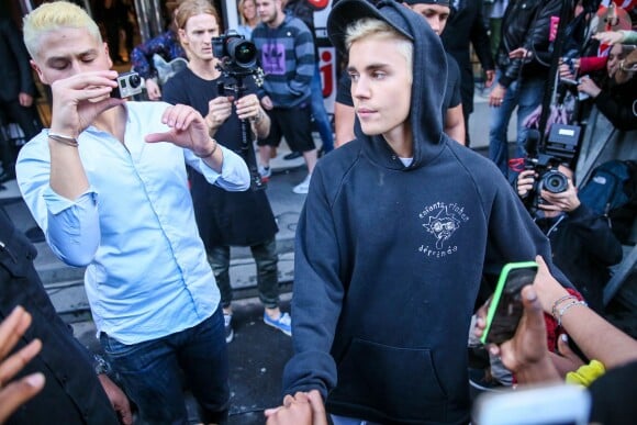 Justin Bieber chante devant les locaux de NRJ à Paris le 16 septembre 2015.