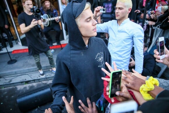 Justin Bieber chante devant les locaux de NRJ à Paris le 16 septembre 2015.