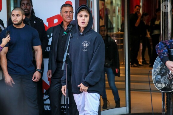 Justin Bieber chante devant les locaux de NRJ à Paris le 16 septembre 2015.