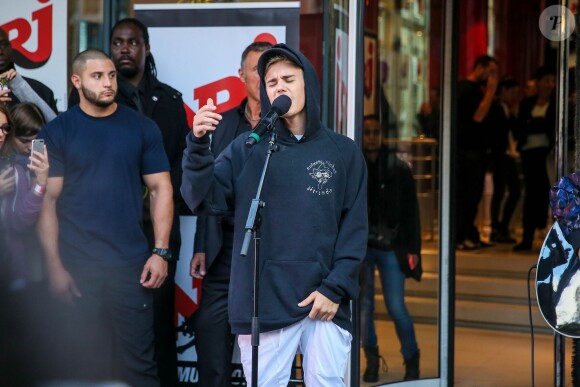 Justin Bieber chante devant les locaux de NRJ à Paris le 16 septembre 2015.